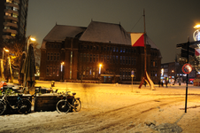 846666 Gezicht op het (voormalige) hoofdpostkantoor (Neude 11) te Utrecht, bij avond, tijdens winterse omstandigheden.